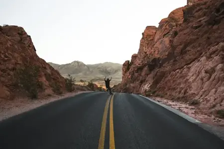 Trafik yeniden sıkışıyor: Otobanlar giderek daha sık tıkanıyor, M1 artık durdu.