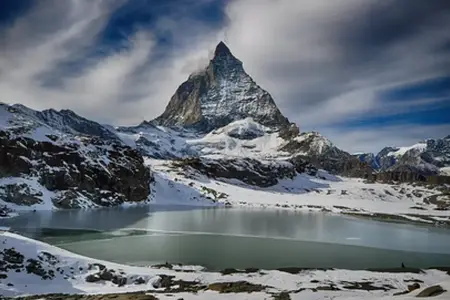 Voyager à travers les paysages magnifiques de la Suisse : l'importance de la vignette autoroutière
