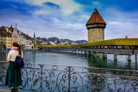 Voyager en Suisse en voiture – quand et où vaut-il la peine d'acheter une vignette ?